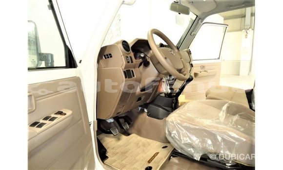 Acheter Import Voiture Toyota Land Cruiser Blanc à Import - Dubai, Marquesas Acheter Import Voiture Toyota Land Cruiser Blanc à Import - Dubai, Marquesas