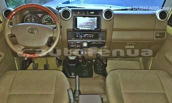 Acheter Import Voiture Toyota Land Cruiser Beige à Import - Dubai, Marquesas Acheter Import Voiture Toyota Land Cruiser Beige à Import - Dubai, Marquesas
