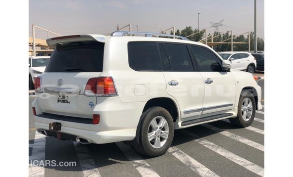 Acheter Import Voiture Toyota Land Cruiser Blanc à Import - Dubai, Marquesas Acheter Import Voiture Toyota Land Cruiser Blanc à Import - Dubai, Marquesas