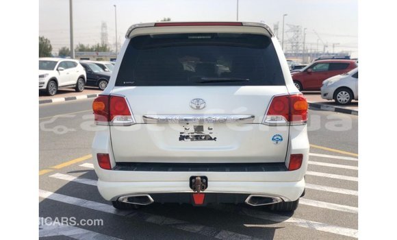 Acheter Import Voiture Toyota Land Cruiser Blanc à Import - Dubai, Marquesas Acheter Import Voiture Toyota Land Cruiser Blanc à Import - Dubai, Marquesas