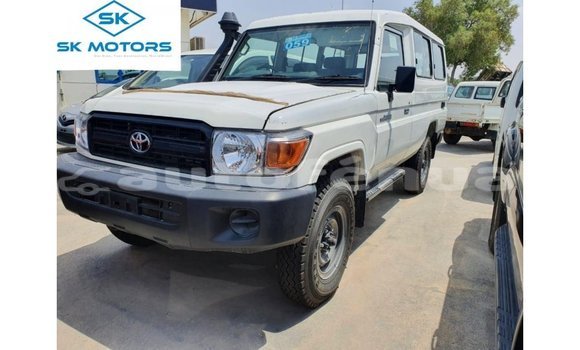Buy Import Toyota Land Cruiser White Car in Import - Dubai in Marquesas