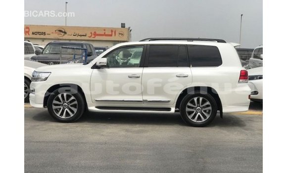 Acheter Import Voiture Toyota Land Cruiser Blanc à Import - Dubai, Marquesas Acheter Import Voiture Toyota Land Cruiser Blanc à Import - Dubai, Marquesas