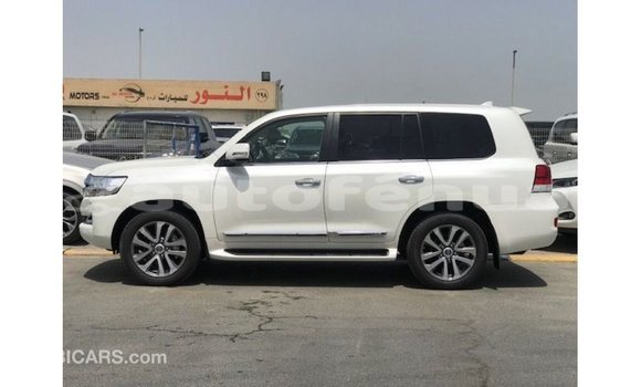 Acheter Import Voiture Toyota Land Cruiser Blanc à Import - Dubai, Marquesas Acheter Import Voiture Toyota Land Cruiser Blanc à Import - Dubai, Marquesas