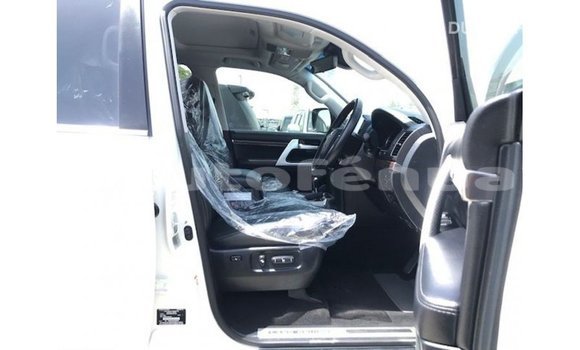 Buy Import Toyota Land Cruiser White Car in Import - Dubai in Marquesas Buy Import Toyota Land Cruiser White Car in Import - Dubai in Marquesas