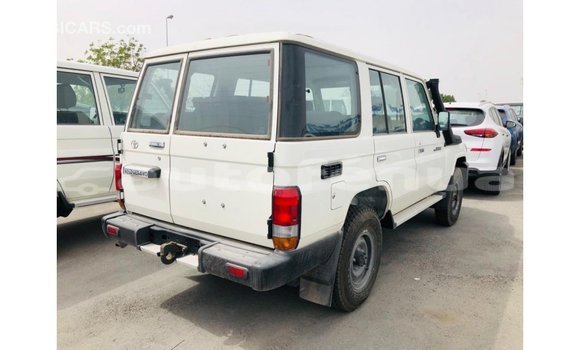 Acheter Import Voiture Toyota Land Cruiser Blanc à Import - Dubai, Marquesas Acheter Import Voiture Toyota Land Cruiser Blanc à Import - Dubai, Marquesas