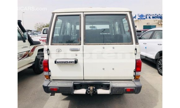 Acheter Import Voiture Toyota Land Cruiser Blanc à Import - Dubai, Marquesas Acheter Import Voiture Toyota Land Cruiser Blanc à Import - Dubai, Marquesas