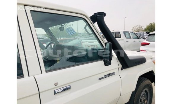 Acheter Import Voiture Toyota Land Cruiser Blanc à Import - Dubai, Marquesas Acheter Import Voiture Toyota Land Cruiser Blanc à Import - Dubai, Marquesas