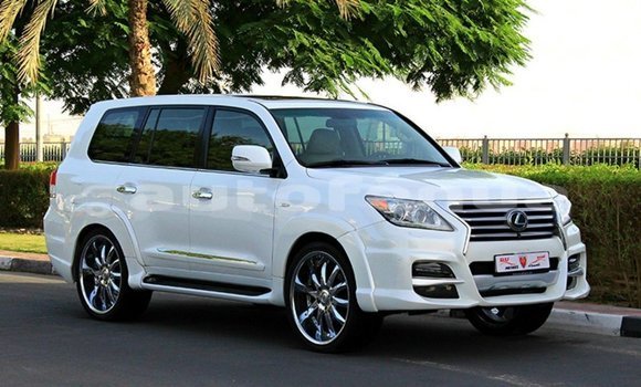 Acheter Import Voiture Lexus LX Blanc à Import - Dubai, Marquesas