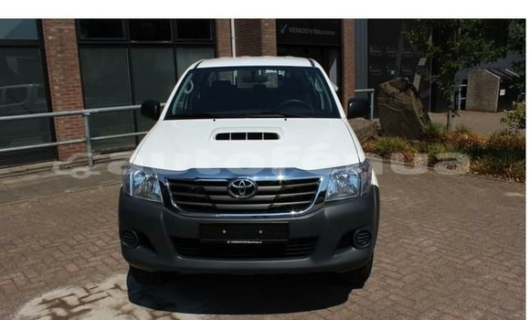 Buy Used Toyota Hilux White Car in Paea in Tahiti