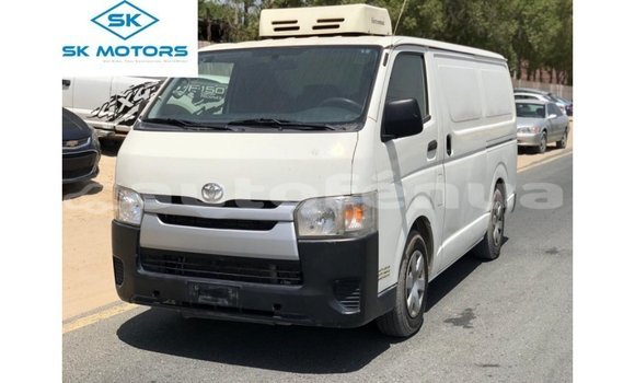 Acheter Import Voiture Toyota Hiace Blanc à Import - Dubai, Marquesas