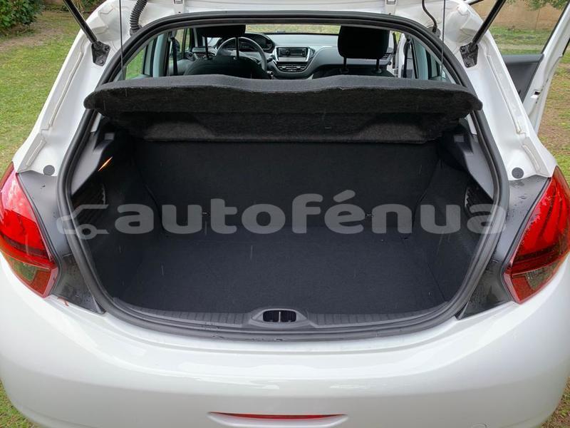 Big with watermark peugeot 208 tahiti papeete 4653