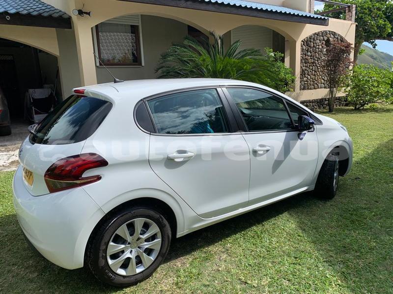Big with watermark peugeot 208 tahiti papeete 4653