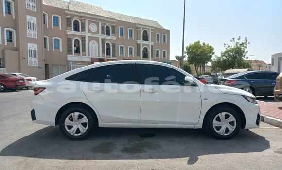 Acheter Occasion Voiture Toyota Yaris Blanc à Bora–Bora, Bora-Bora Acheter Occasion Voiture Toyota Yaris Blanc à Bora–Bora, Bora-Bora