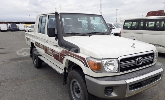 Buy Used Toyota Land Cruiser White Car in Amaru in Tubuai Buy Used Toyota Land Cruiser White Car in Amaru in Tubuai