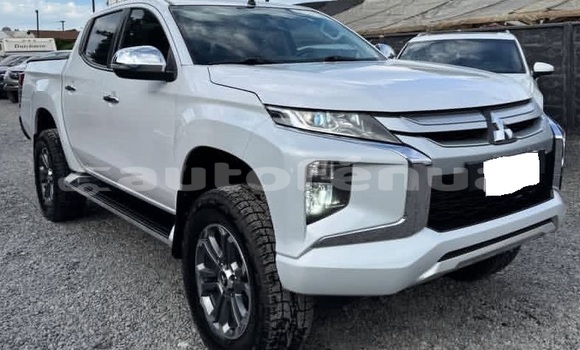 Buy Used Mitsubishi L200 White Car in Hatiheu in Marquesas
