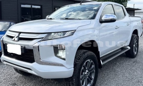 Buy Used Mitsubishi L200 White Car in Hatiheu in Marquesas Buy Used Mitsubishi L200 White Car in Hatiheu in Marquesas