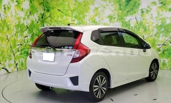 Buy Used Honda FIT White Car in Anatonu in Tubuai Buy Used Honda FIT White Car in Anatonu in Tubuai