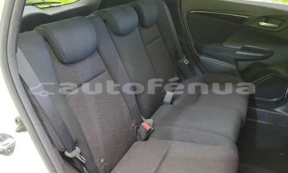 Buy Used Honda FIT White Car in Anatonu in Tubuai Buy Used Honda FIT White Car in Anatonu in Tubuai