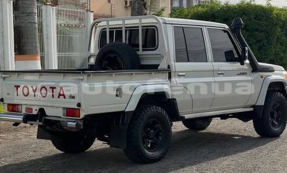 Buy Used Toyota Land Cruiser White Car in Huahine in Huahine Buy Used Toyota Land Cruiser White Car in Huahine in Huahine