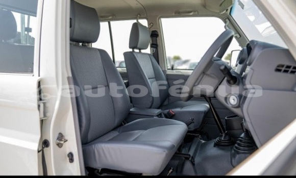Buy Used Toyota Land Cruiser White Car in Huahine in Huahine Buy Used Toyota Land Cruiser White Car in Huahine in Huahine