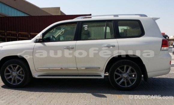 Acheter Import Voiture Toyota Land Cruiser Blanc à Import - Dubai, Marquesas Acheter Import Voiture Toyota Land Cruiser Blanc à Import - Dubai, Marquesas