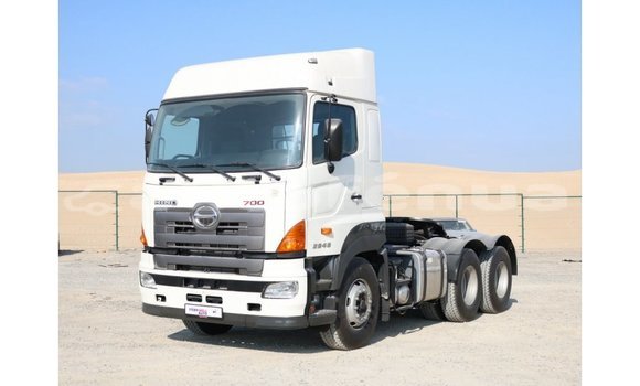 Acheter Import Utilitaire Hino 300 Series Blanc à Import - Dubai, Marquesas