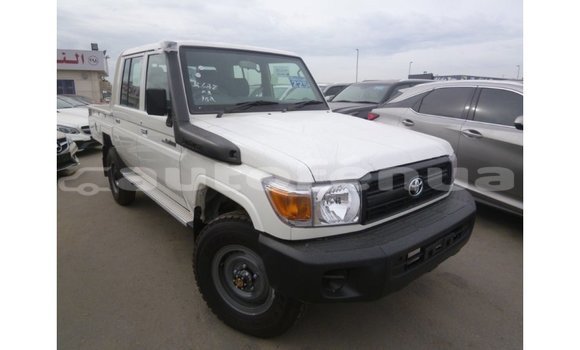 Buy Import Toyota Land Cruiser White Car in Import - Dubai in Marquesas