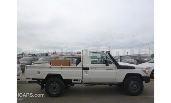 Buy Import Toyota Land Cruiser White Car in Import - Dubai in Marquesas Buy Import Toyota Land Cruiser White Car in Import - Dubai in Marquesas