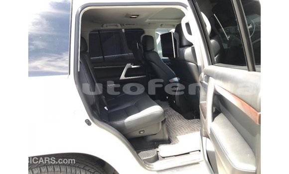 Buy Import Toyota Land Cruiser White Car in Import - Dubai in Marquesas Buy Import Toyota Land Cruiser White Car in Import - Dubai in Marquesas