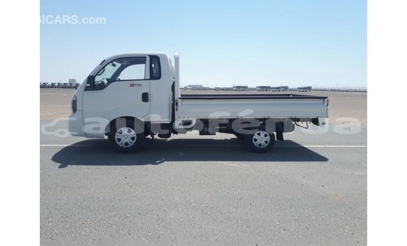 Acheter Import Voiture Kia Carens Blanc à Import - Dubai, Marquesas Acheter Import Voiture Kia Carens Blanc à Import - Dubai, Marquesas